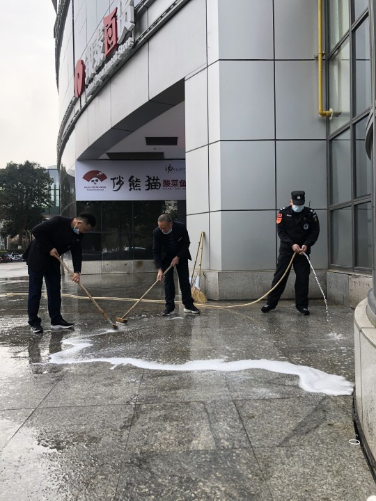 清理地面磚.jpg 清理地面磚.jpg